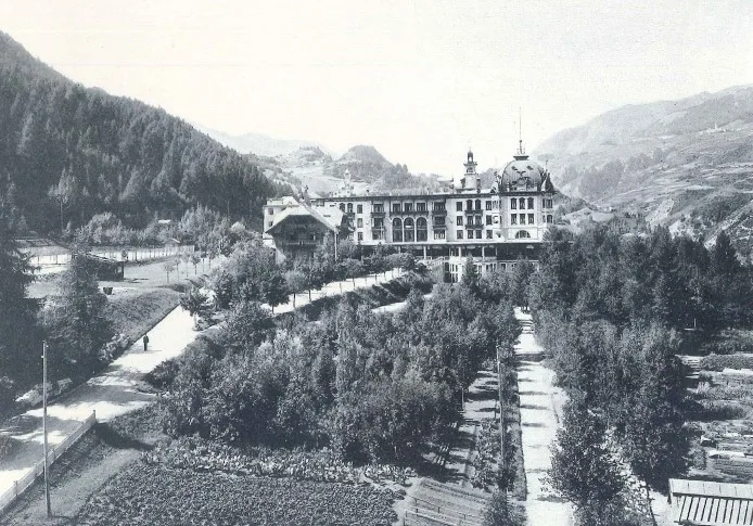 Es diente vielen Gästen vor allem als Kurhotel. Historische Fotos vom 1989 abgebrannten «Waldhaus Vulpera».
