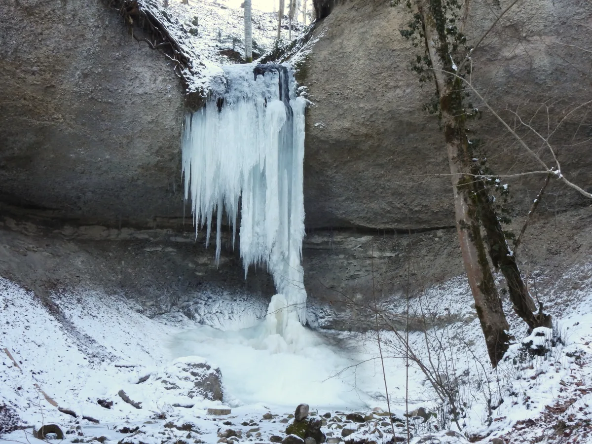 Im Oberland gibt es viele Wasserfälle wie etwa im Wildbachtobel bei Ringwil. Im Winter besonders sehenswert, wenn sie vereist sind. (Archiv) Gefrohrener Wasserfall