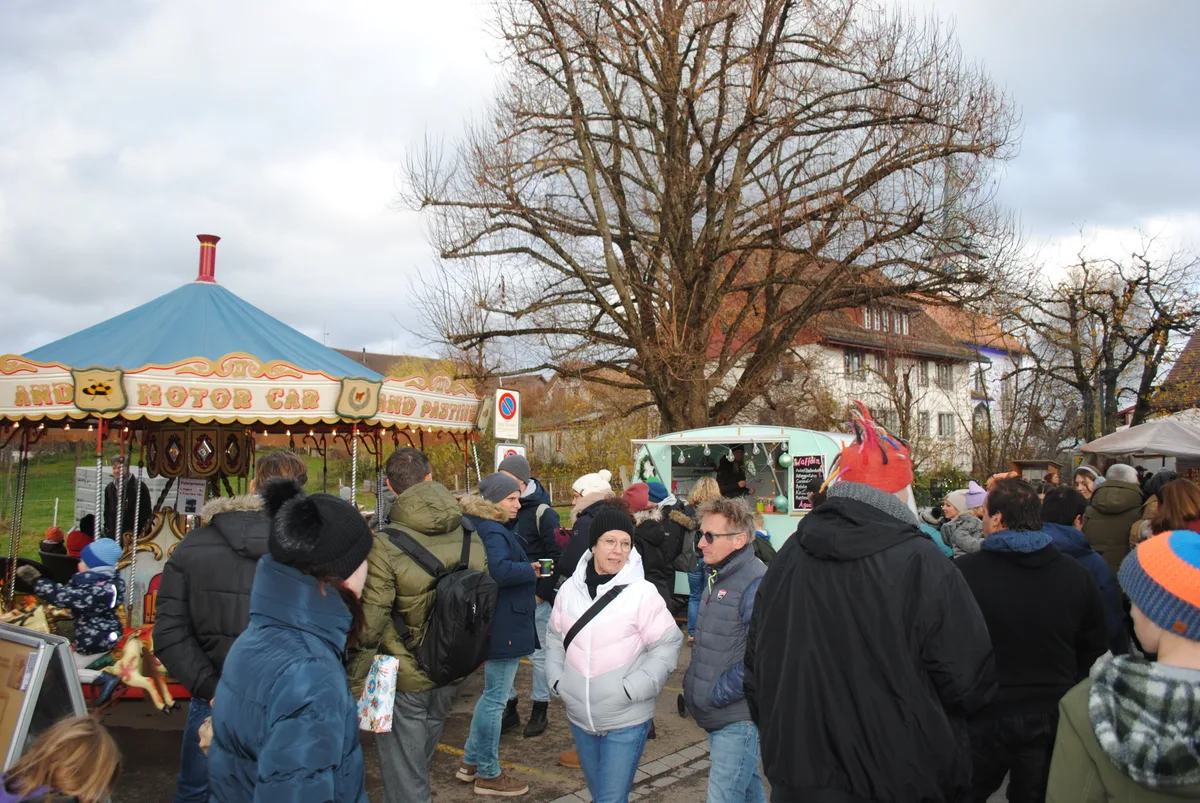 Ab und an drückten sich auch ein paar Sonnenstrahlen durch die Wolken. Der Weihnachtsmarkt in Seegräben.