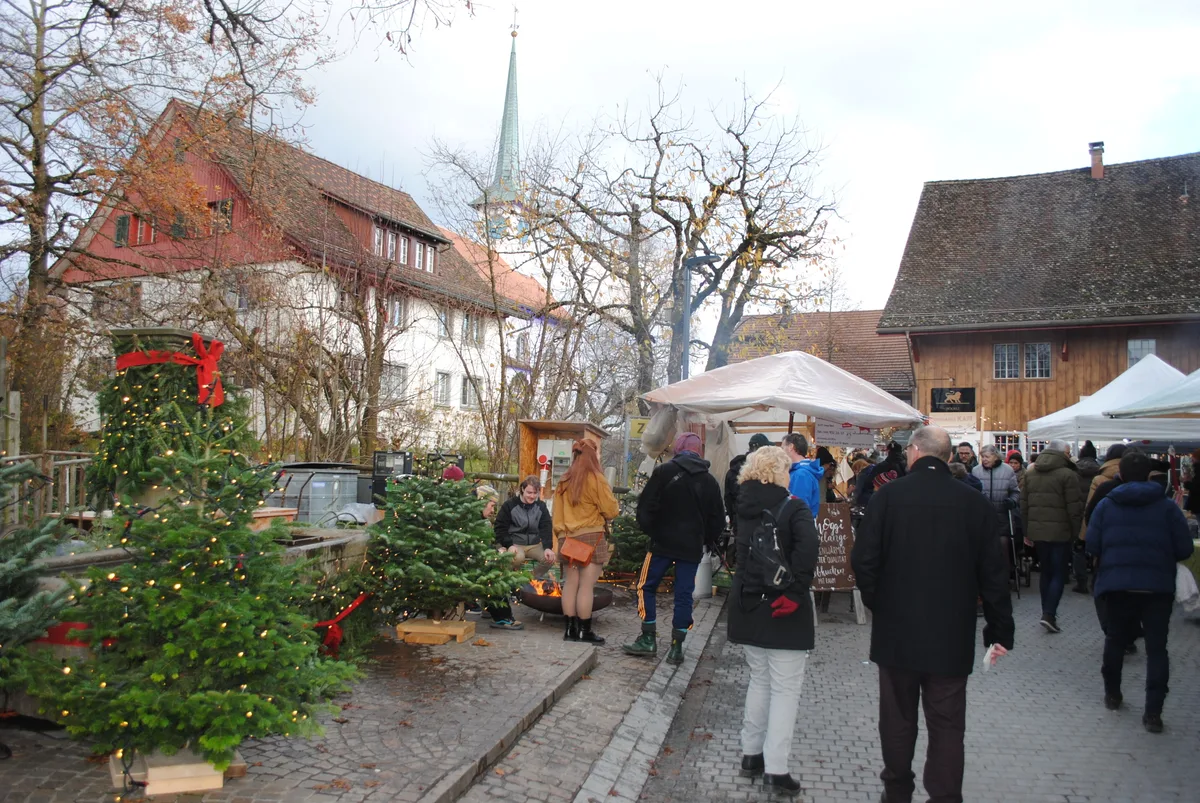 Legende: Der Weihnachtsmarkt um die Kirche Seegräben war gut besucht.