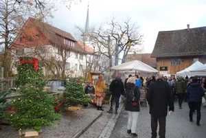 Legende: Der Weihnachtsmarkt um die Kirche Seegräben war gut besucht. Legende: Der Weihnachtsmarkt um die Kirche Seegräben war gut besucht.