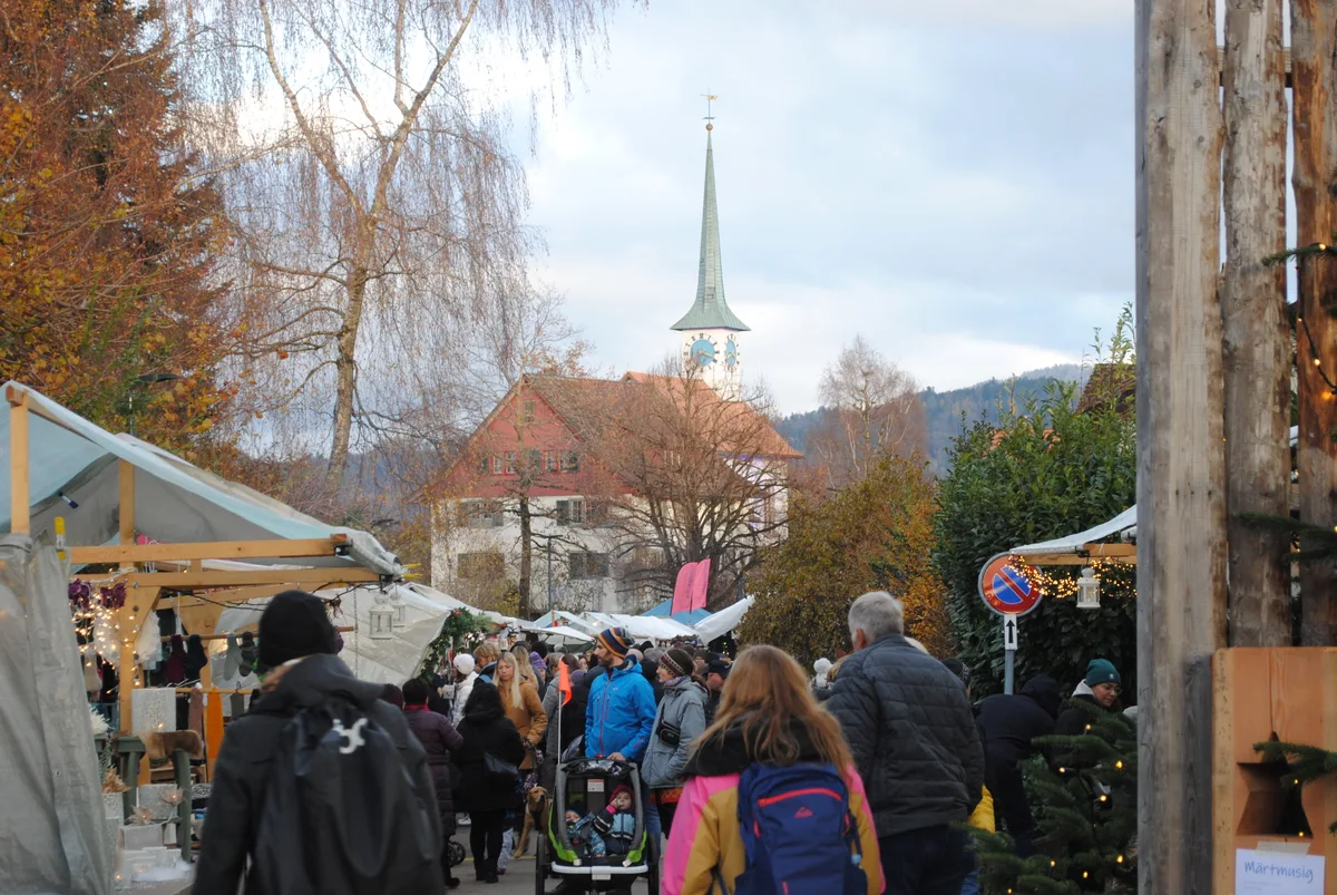 Klein, aber fein. Der Weihnachtsmarkt in Seegräben. Der Weihnachtsmarkt in Seegräben.