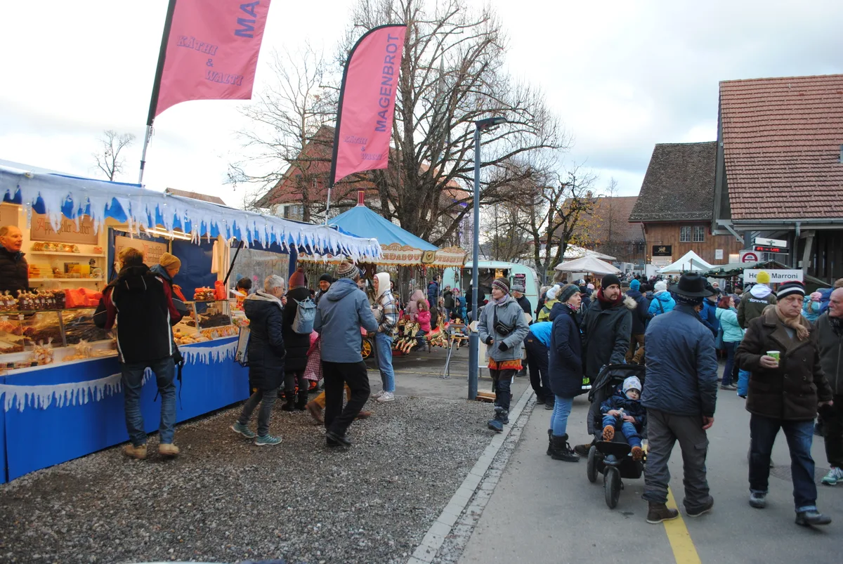 Das Angebot war vielfältig: Leckereien, Handgemachtes und Bücher konnte man an den Ständen bestaunen. Der Weihnachtsmarkt in Seegräben.