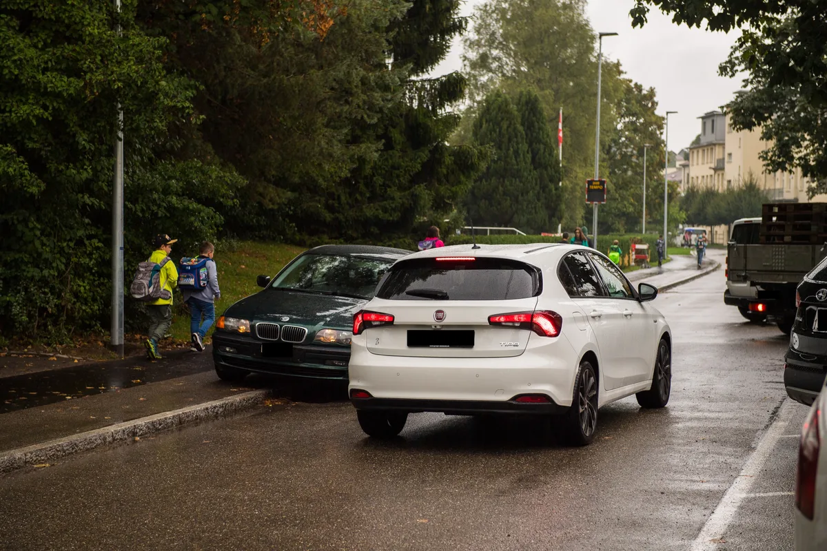 26511328-2 Das zunehmende Verkehrschaos vor den Schulhäusern ist der Grund, weshalb die Stadtpolizei Wetzikon Eltern auffordert, ihre Kinder wieder selbständig zu Fuss in die Schule gehen zu lassen.