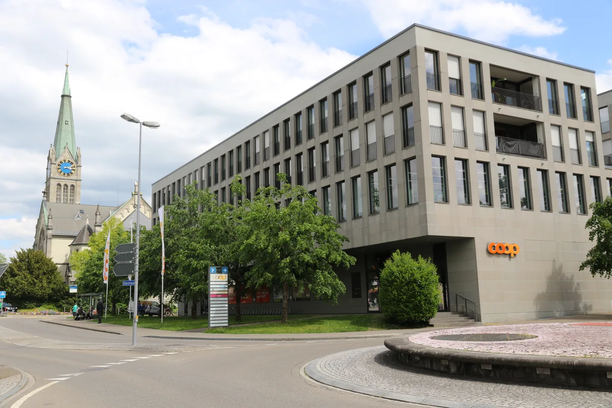 Einkaufszentrum bei der reformierten Kirche in Wetzikon an der Usterstrasse.