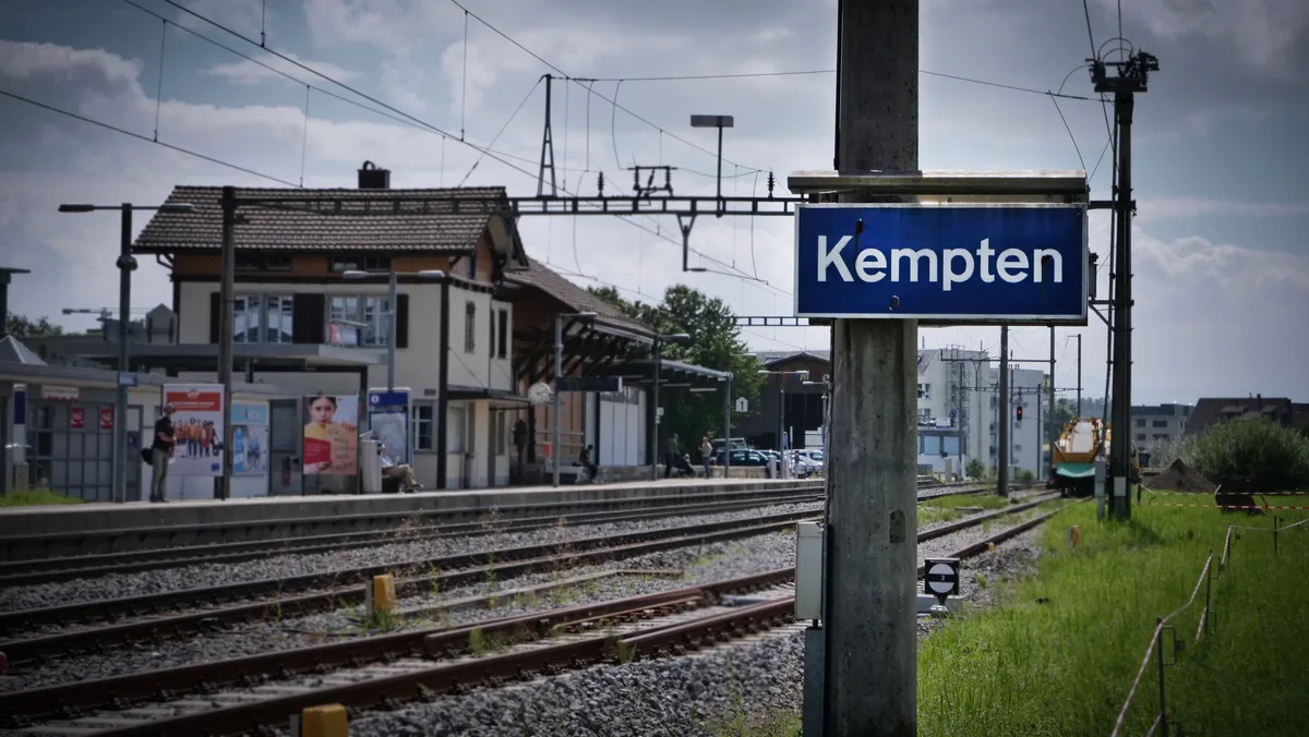 Beim Bahnhof Kempten soll nicht nur das Perron verlängert, sondern auf Gleis 2 auch eine Kreuzungsmöglichkeit für 400 Meter lange Güterzüge geschaffen werden. Tafel des Bahnhofs Kempten mit mehreren Gleisen.