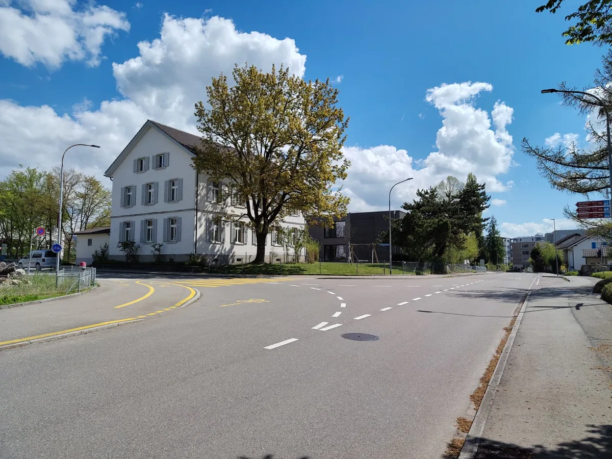 60 Tage lang durften Autos hier nicht links in die Schulhausstrasse abbiegen. Vielen Anwohnern passte diese Massnahme nicht. 60 Tage lang durften Autos hier nicht links in die Schulhausstrasse abbiegen. Vielen Anwohnern passte diese Massnahme nicht.