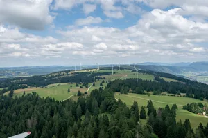 12646514-4 Windräder auf einem Jurahügel.