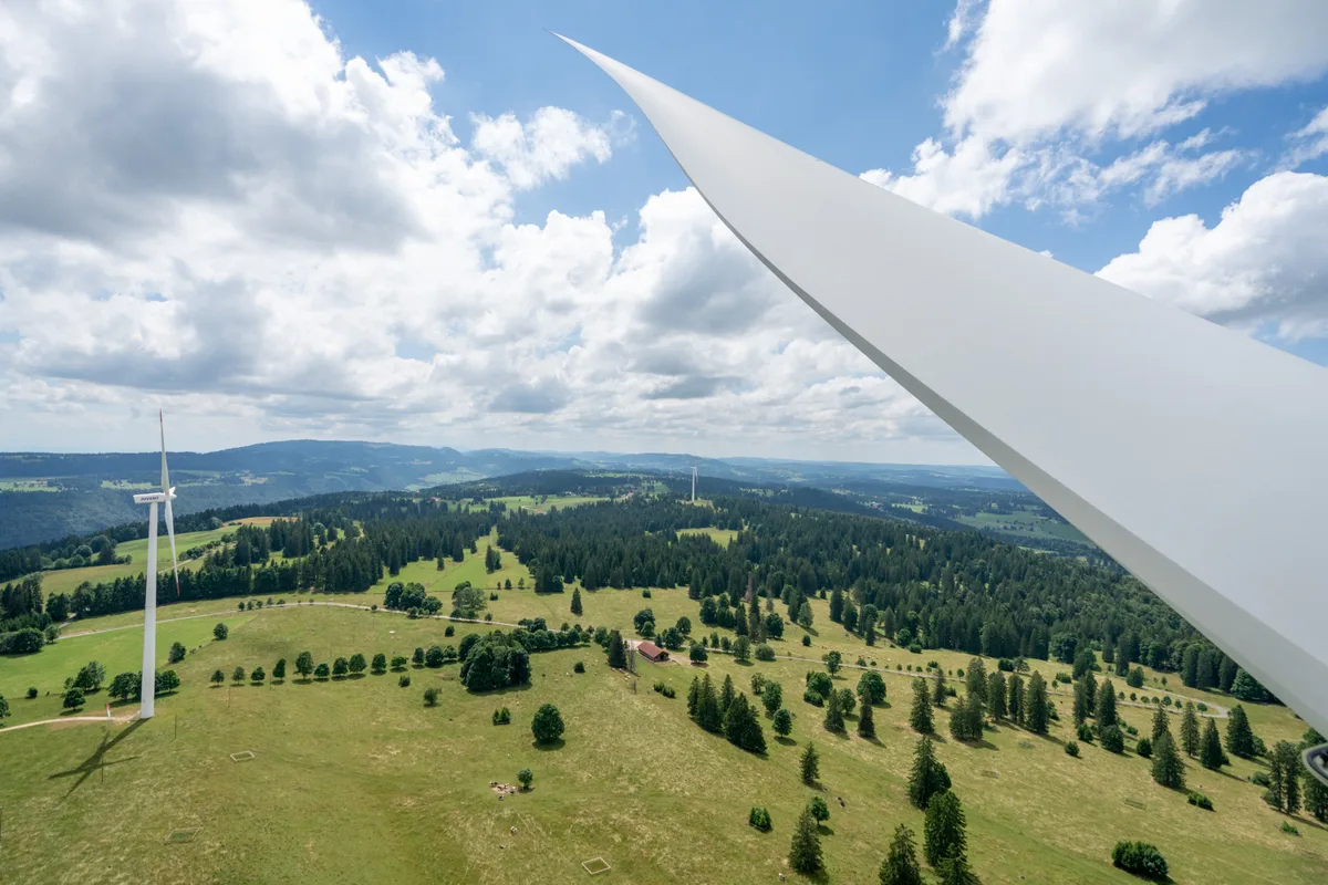 Windräder auf einem Jurahügel. Windräder auf einem Jurahügel.
