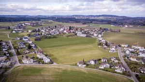 Blick auf die grüne Wiese im Zentrum von Winterberg – ab 2027 sollen hier 500 neue Winterberger wohnen. (Archiv) Blick auf die grüne Wiese im Zentrum von Winterberg – ab 2027 sollen hier 500 neue Winterberger wohnen. (Archiv)