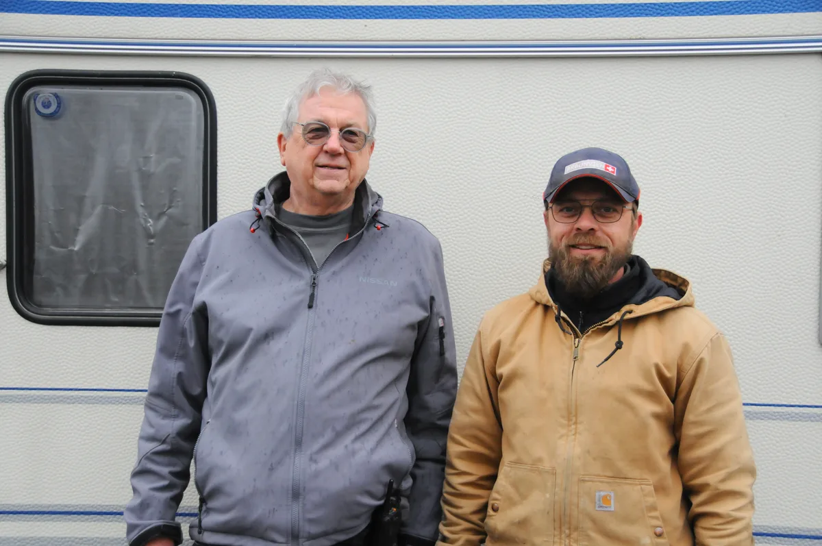 Willi Wohlgemuth und Luc Morneault (rechts) bedauern die Schliessung. Morneault sagt, dass ein anderer Campingplatz für ihn nicht infrage kommen würde. Campingplatz Auslikon startet in die letzte Saison.