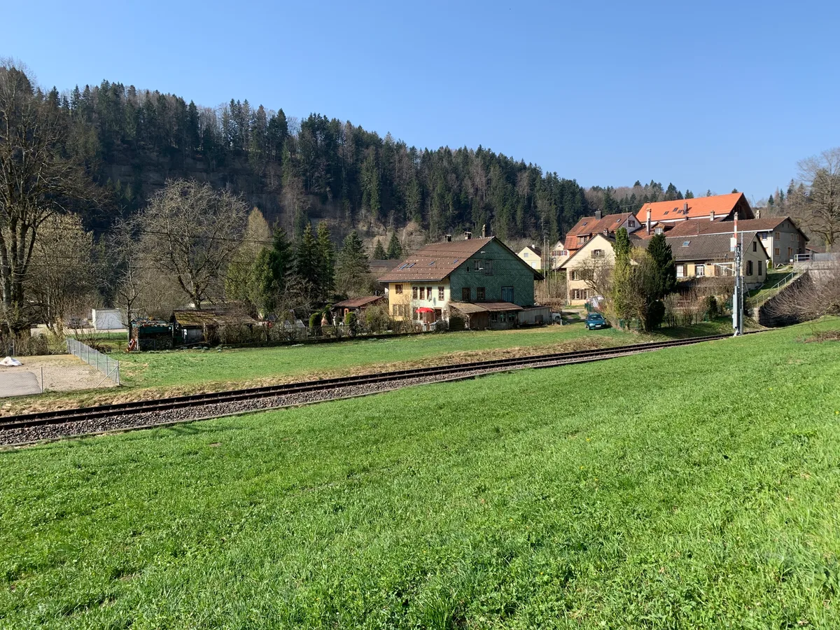 Bahnlinie Tösstal im Weiler Lipperschwendi am 2. April 2021; hier könnte eine Haltestelle neben dem Alters- und Pflegeheim Blumenau; Zug