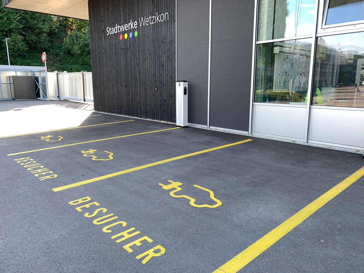 Teurer Strombezug in Wetzikon: Die Stadt hat nicht nur einen der höchsten Stromtarife im Kanton Zürich, auf dieses Jahr hin sind auch die Fixpreise stark angehoben worden.