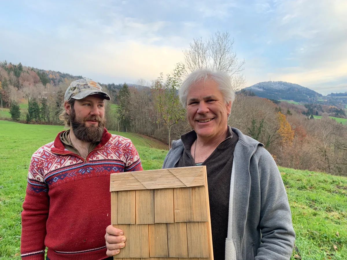 Kaspar Mändli (rechts) aus Ringwil und sein Sohn Vitus zeigen einen Schindelschild. 