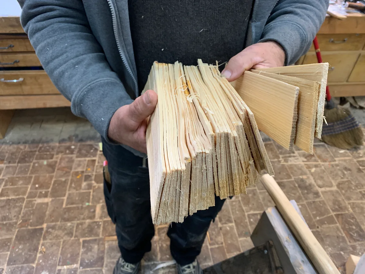 Kaspar Mändli aus Ringwil zeigt einige Schindeln.