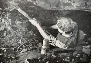 11433566-8 Dokumente zum Kohleabbau in der Schöneich in Wetzikon, insbesondere zu den Versuchsbohrungen von 1942, liegen alle im Ortsarchiv Wetzikon; Bergmann auf einer Aufnahme wohl aus dem Bergwerk Käpfnach um 1940