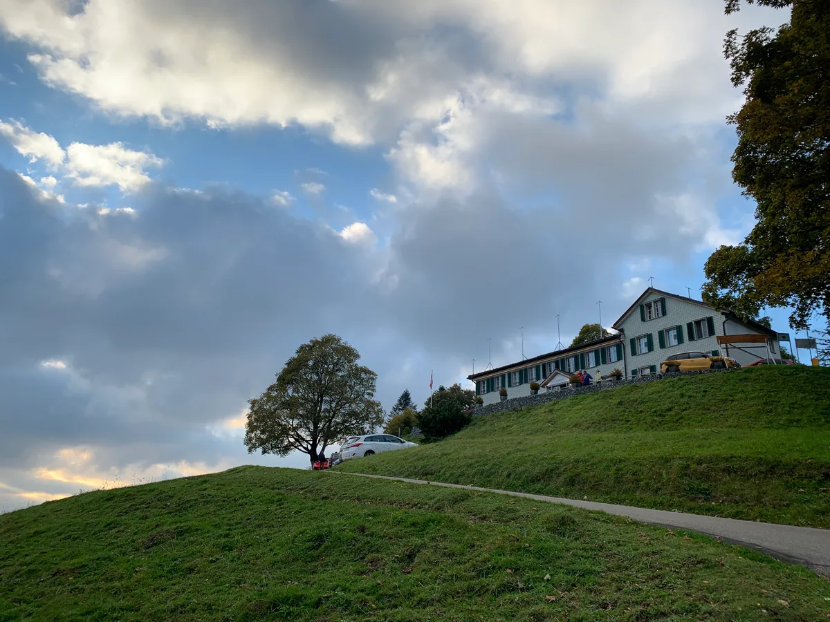 Aussenansicht des «Bachtel Kulm» mit Baugespannen. 