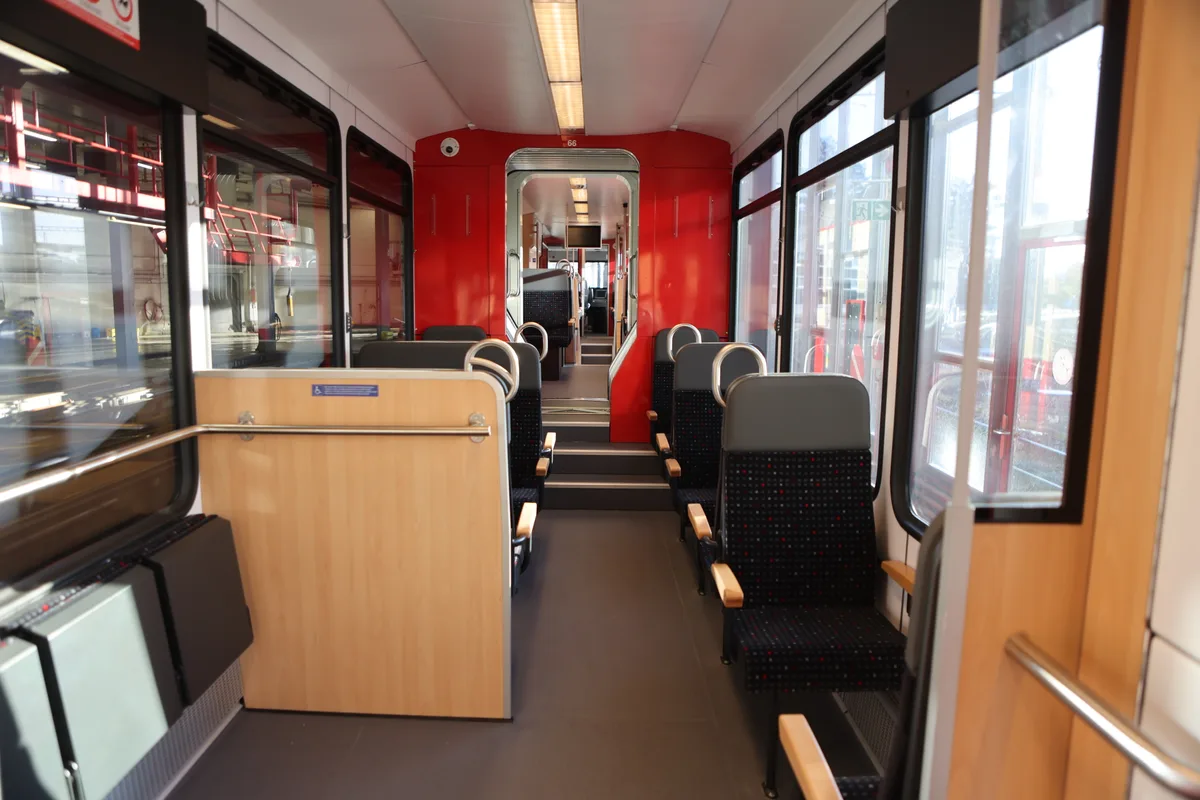 Hell, freundlich und dezent: Mit der Rundumerneuerung kommt die Forchbahn in einem neuen Look daher. Die Forchbahn von innen.