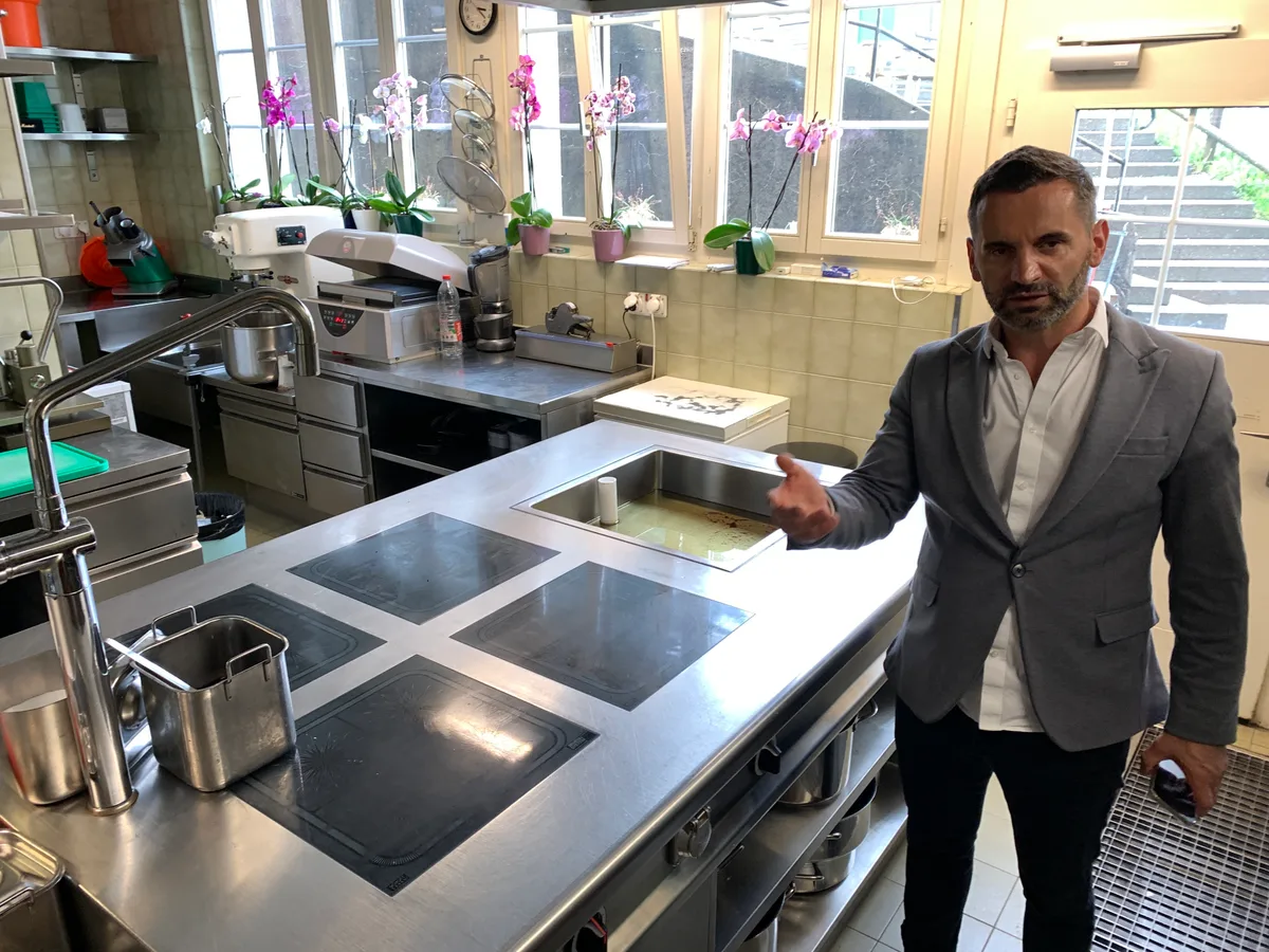 Wirt Aco Rastoder in der Küche des Restaurants Bachtel-Kulm. 