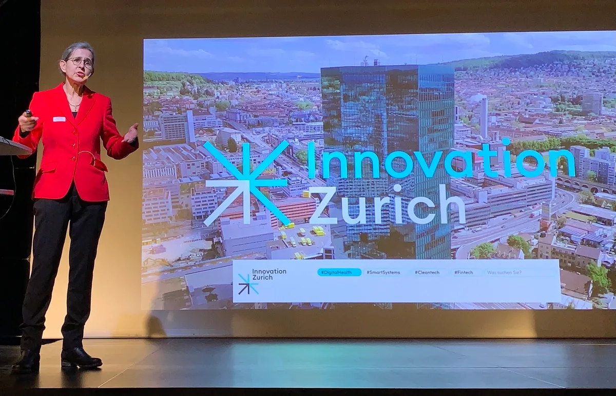 Am Neujahrsapéro des Arbeitgeber-Verband Zürcher Oberland und rechtes Seeufer AVZO am 11. Januar 2023 im Bildungszentrum Uster spricht Anita Martinecz, kantonale Standortförderung,