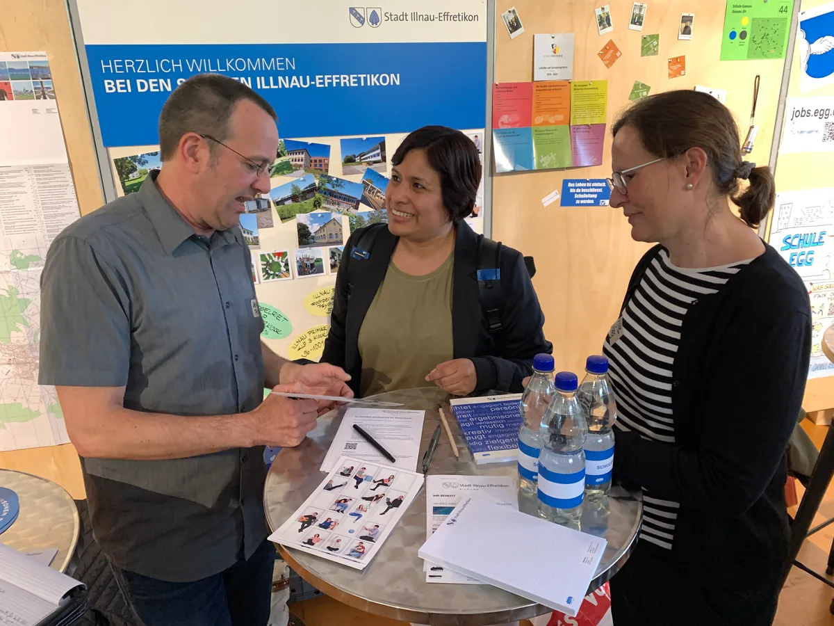 Erste Zürcher Lehrerstellenmesse am 10. Mai 2023 im Valley in Kemptthal mit rund 55 Schulen und 340 Interessentinnen und Interessenten. 