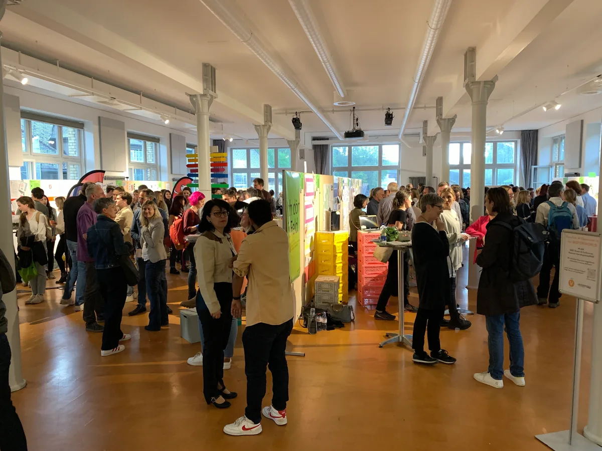 Erste Zürcher Lehrerstellenmesse am 10. Mai 2023 im Valley in Kemptthal mit rund 55 Schulen und 340 Interessentinnen und Interessenten.