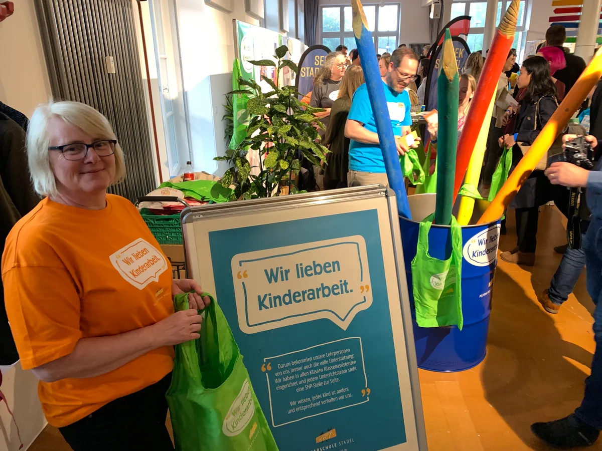Erste Zürcher Lehrerstellenmesse am 10. Mai 2023 im Valley in Kemptthal mit rund 55 Schulen und 340 Interessentinnen und Interessenten. 