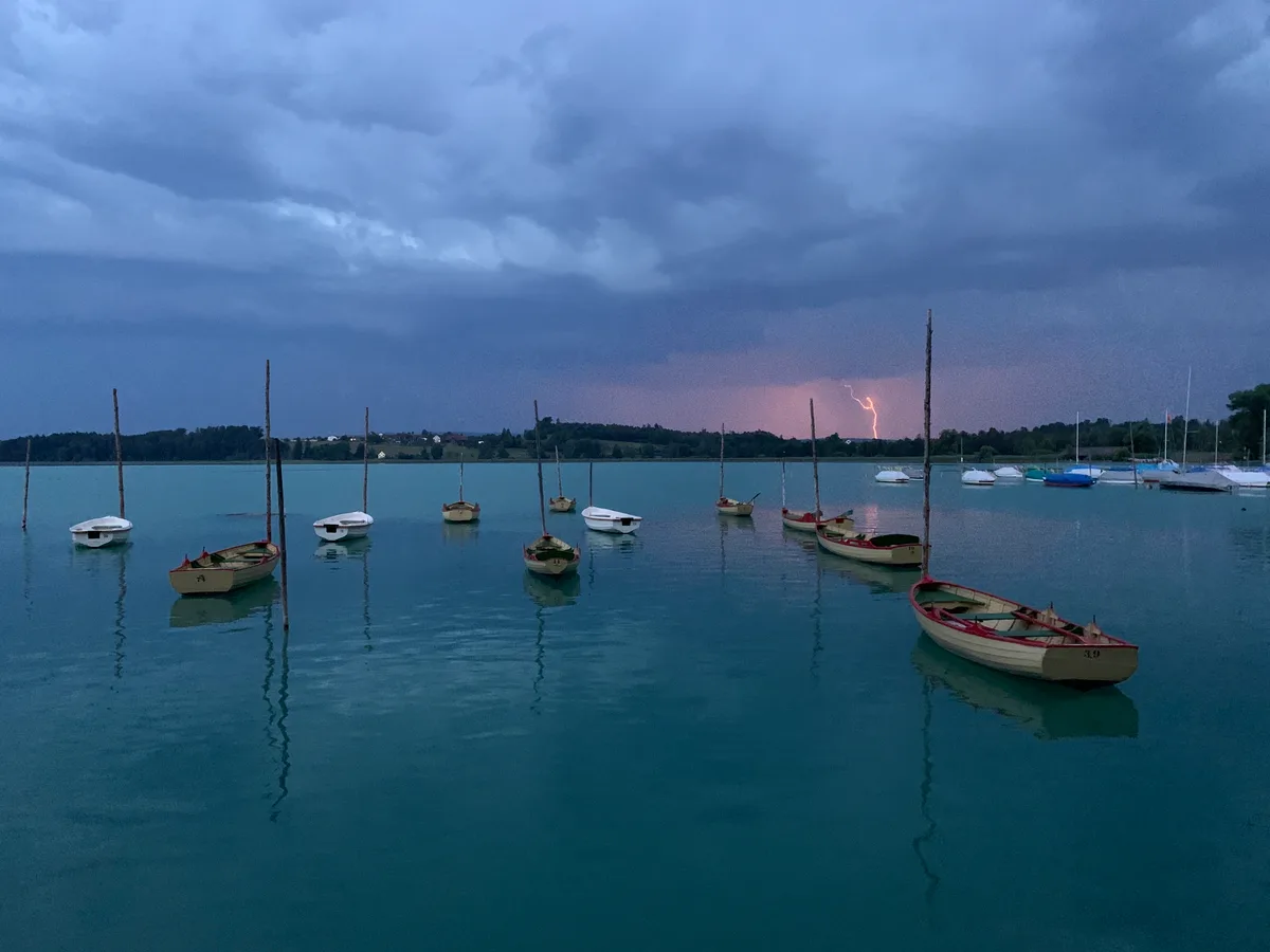Gewitter mit Blitz und dunklen Wolken am Seequai Pfäffikersee in Pfäffikon am 11. Juli 2023