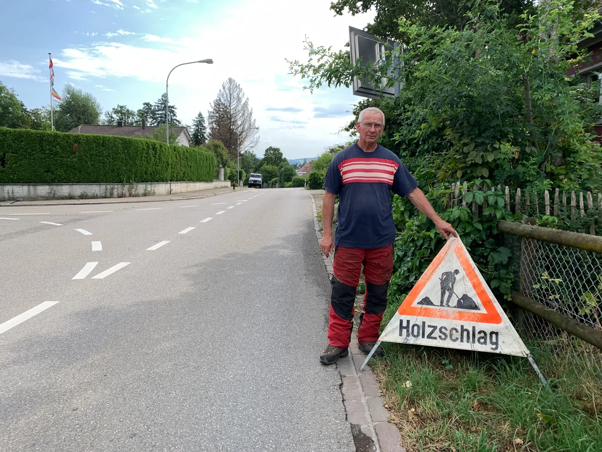 Warnsignal Holzschlag wird durch Hans Glauser aufgestellt.