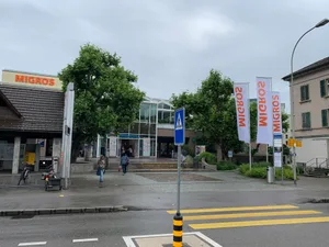 Oberland Märt Oberlandmärt Migros Wetzikon am 14. Juli 2021 Eingangsbereich mit vier Platanen und dem Buswartehäuschen. Drei der vier Bäume sollen für die Neugestaltung des Platzes weg. Oberland Märt Oberlandmärt Migros Wetzikon am 14. Juli 2021 Eingangsbereich mit vier Platanen und dem Buswartehäuschen. Drei der vier Bäume sollen für die Neugestaltung des Platzes weg.