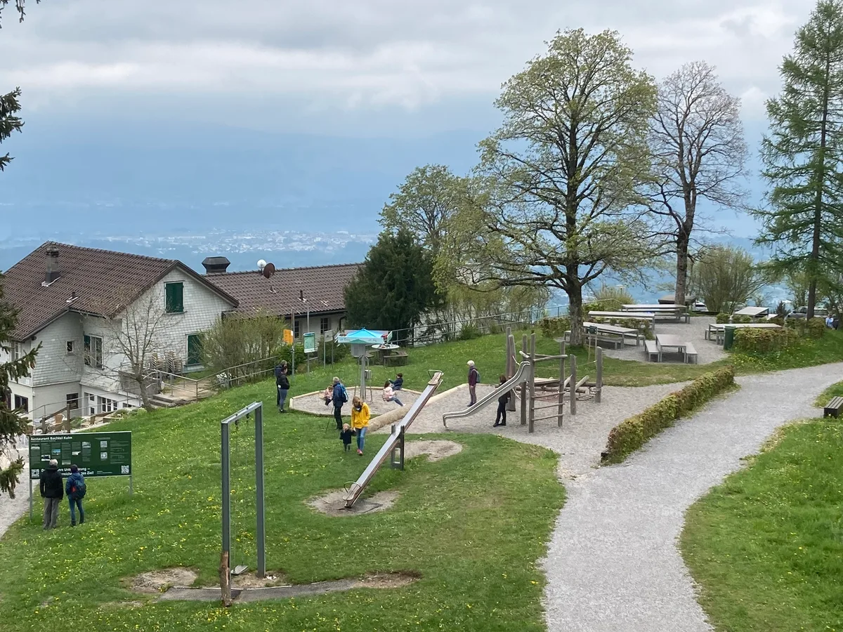 Spielplatz Grill Grillstelle Spielgeräte auf dem Bachtel Bachtelturm Besucher Ausflügler am 17 Mai 2023