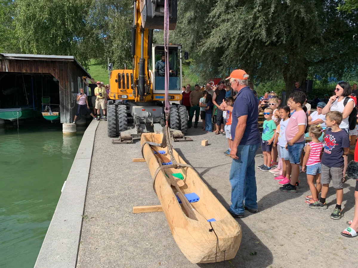 Am 16. September.2023 wird in der Schiffländi Seegräben der erste Einbaum eingewassert.