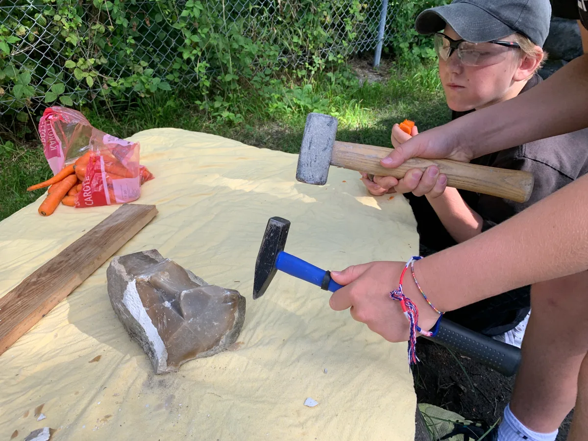 Schlagen von Silexklingen mit einem Hammer.