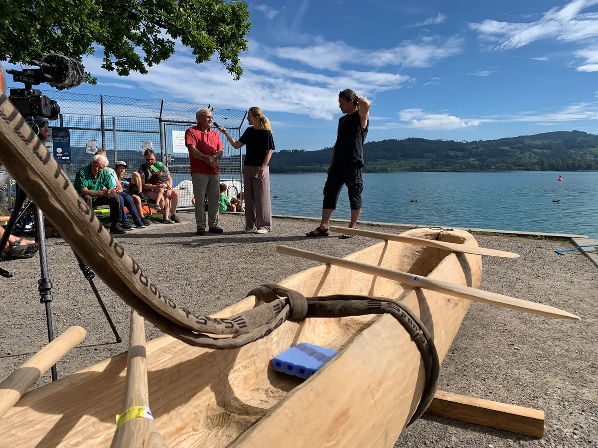 Leute stehen am Wasser bei der Schiffländi Seegräben.