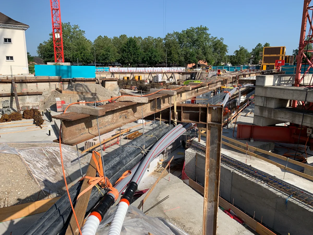 Baustelle der Überbauung Gerichtsplatz Areal Uster zwischen Zürichstrasse und Berchtoldstrasse am 18.7.2023 mit Kran, Baugrube, Installationen, Bautafel, im Hintergrund Bezirksgericht Uster und Frjz