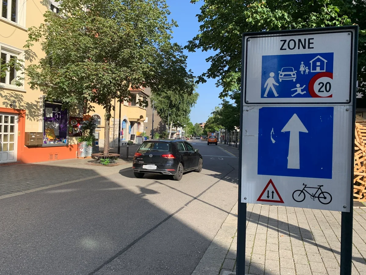 Gerichtsstrasse mit Signalisation als Begegnungszone.