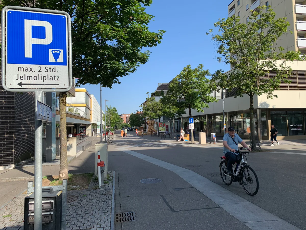 Blick auf die Gerichtsstrasse und die Post.