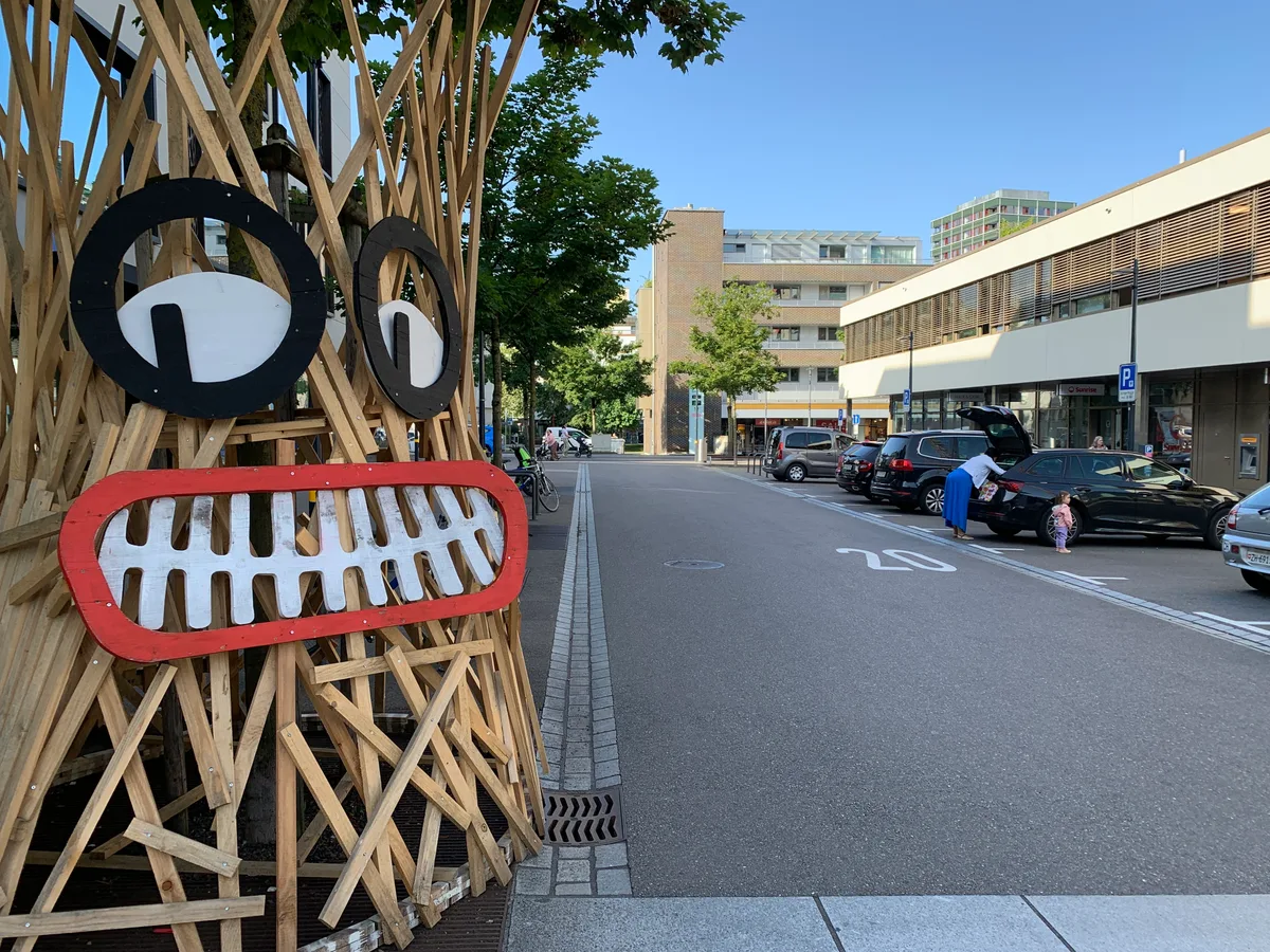 Gerichtsstrasse und Webernstrasse vor der Post, dahinter die Migros im Illuster, Aufnahmen vom 18.7.2023.