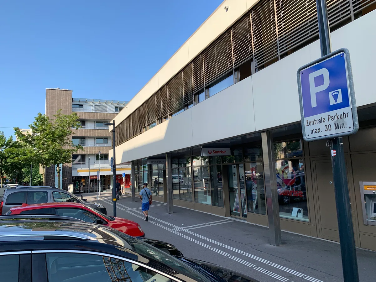 Parkplätze vor der Post Uster.