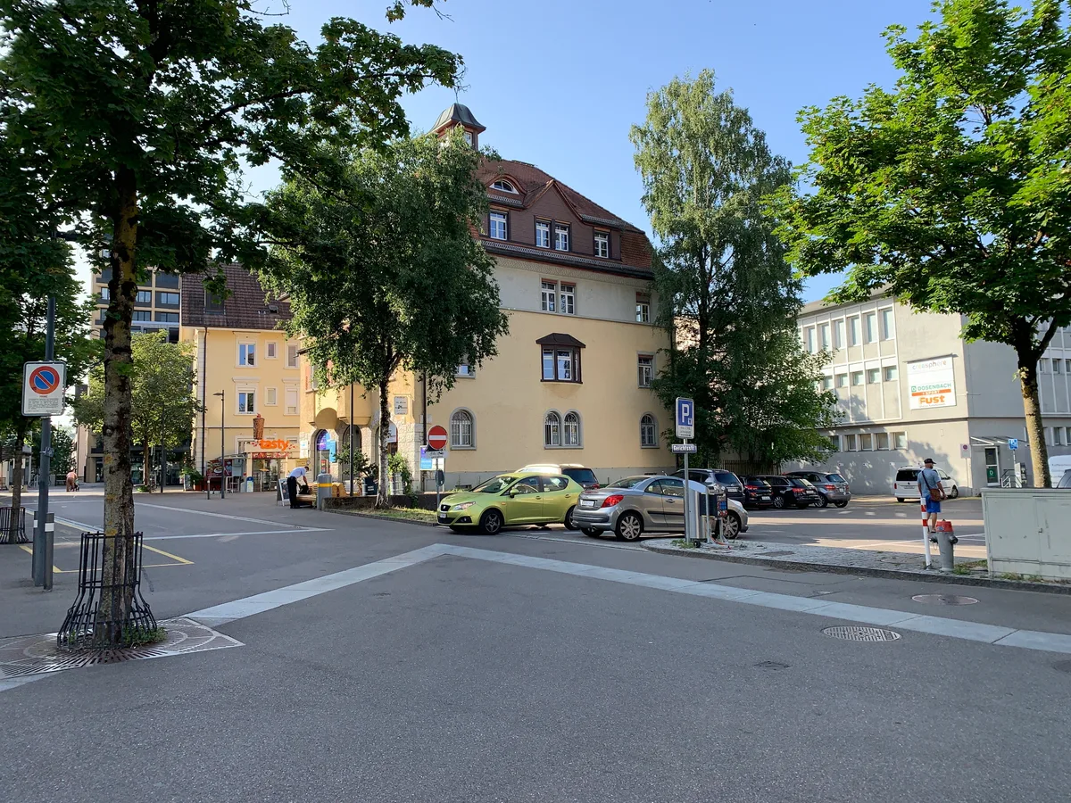 Gerichtsstrasse mit Jelmoli-Parkplatz.