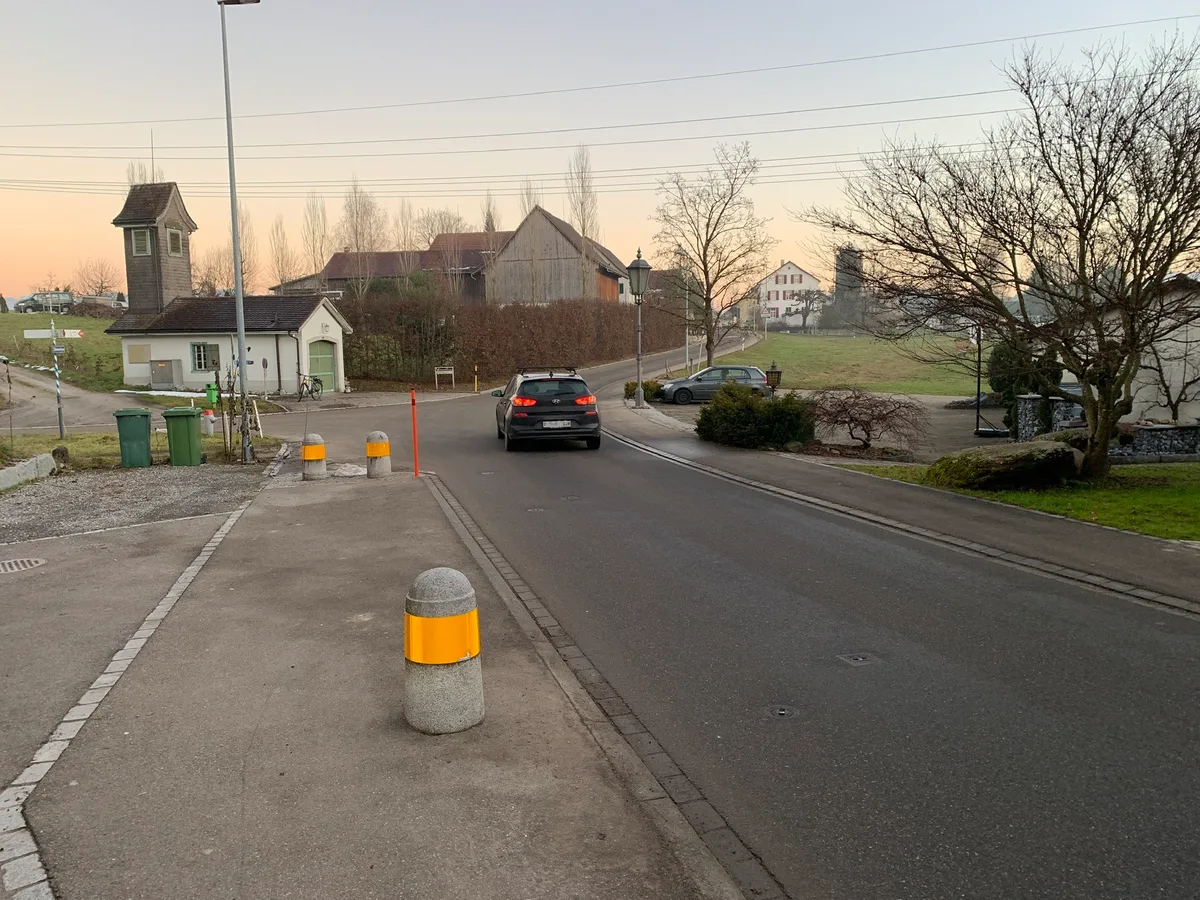 12098393-5 Wetzikon Schönenwerdstrasse im Robank Ploler und enge Strassen Verkehr Unfall am 19.12.20