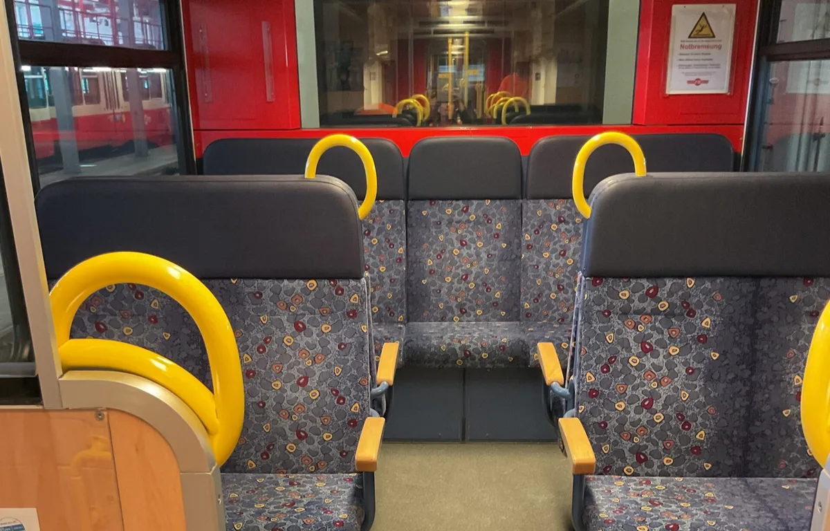 Die alte Einrichtung der Wagons in der Forchbahn ist bald Geschichte. Die Forchbahn von innen.