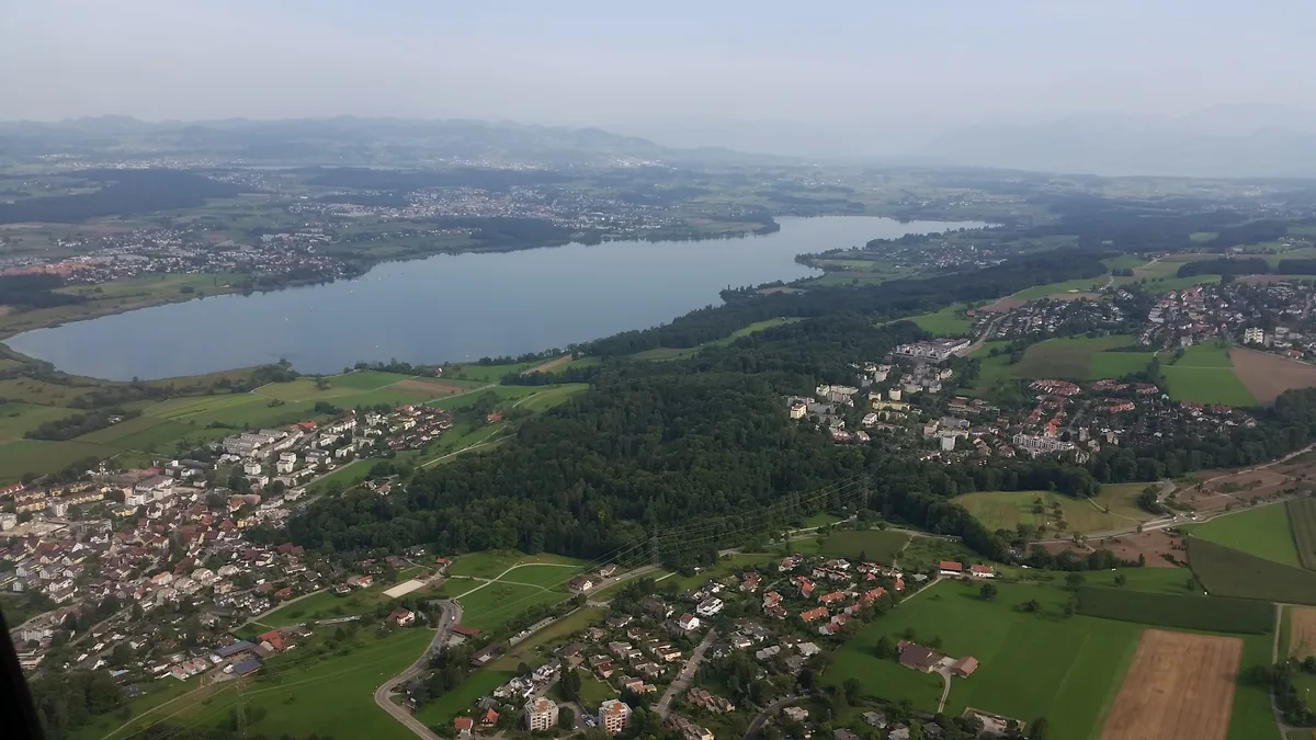 Luftaufnahme des Greifensees mit Blick auf Fällanden, Maur, Greifensee und Uster.
