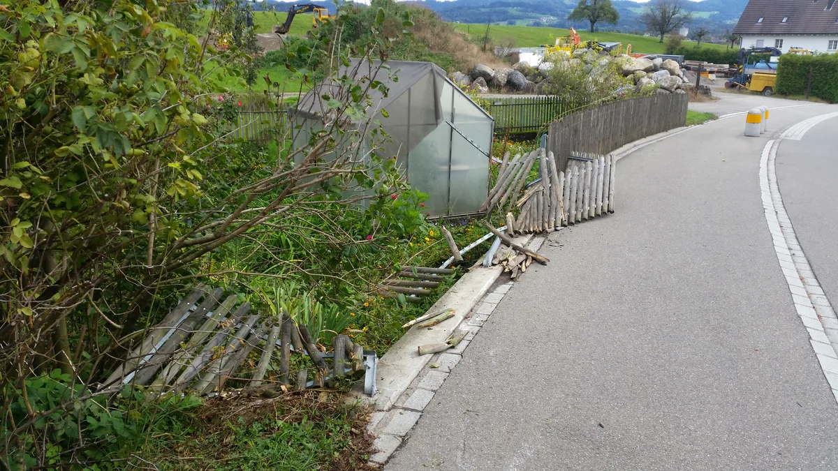 Ein demolierter Gartenhag.