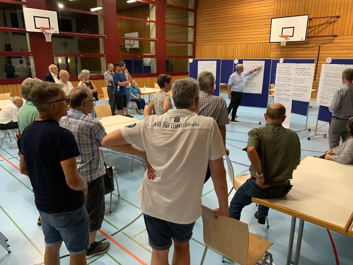 Am 11.9.2023 wird am Gemeindehöck in Hittnau über die Windenergieanlagen diskutiert. Gemeindepräsident Carlo Hächler (FDP) erläutert die Resultate des Workshops.