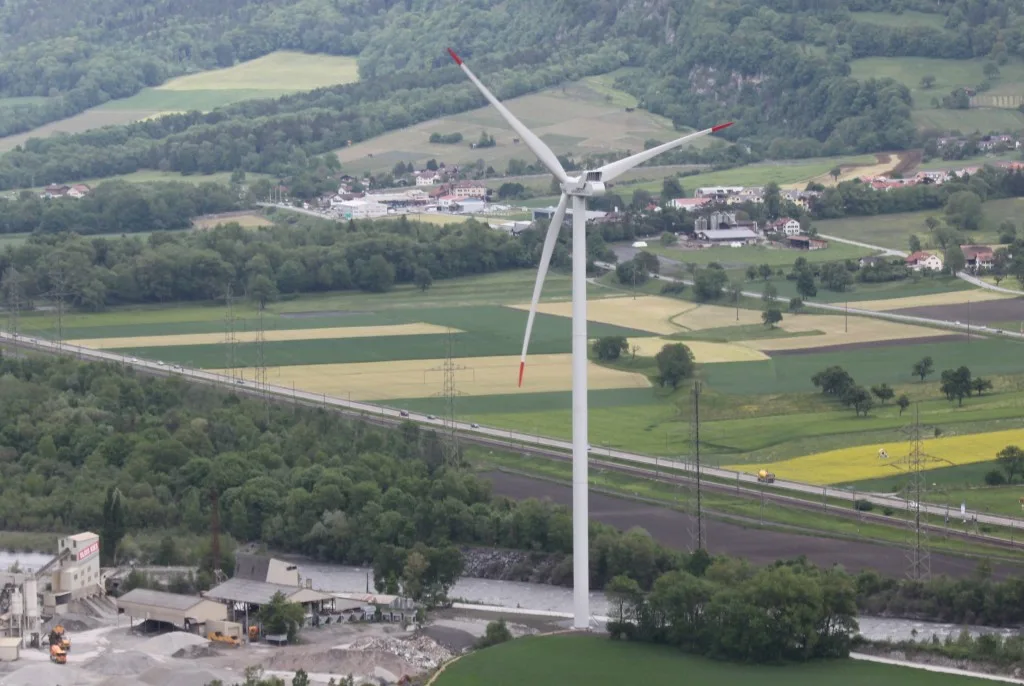 Am 11.9.2023 wird am Gemeindehöck in Hittnau über die Windenergieanlagen diskutiert. Windradbetreiber Josias Gasser aus Haldenstein stellt seine Anlage vor. Gemeindepräsident Carlo Hächler (FDP) erläutert die Resultate des Workshops. Im Bild: Windrad von Calandawind in Haldenstein bei Chur. Am 11.9.2023 wird am Gemeindehöck in Hittnau über die Windenergieanlagen diskutiert. Windradbetreiber Josias Gasser aus Haldenstein stellt seine Anlage vor. Gemeindepräsident Carlo Hächler (FDP) erläutert die Resultate des Workshops. Im Bild: Windrad von Calandawind in Haldenstein bei Chur.