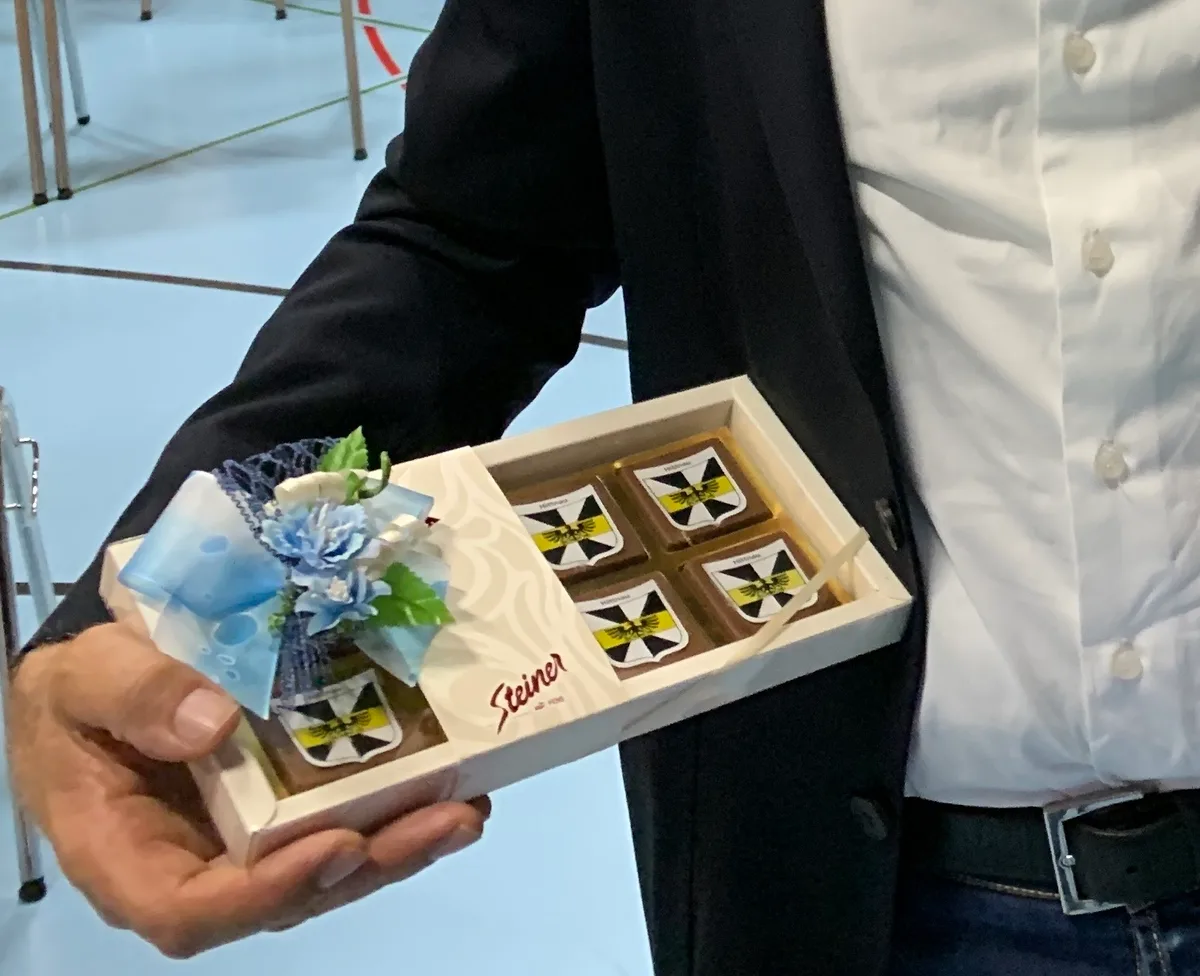 Windradbetreiber Josias Gasser aus Haldenstein stellt sein Geschenk vor: Hittnauerli mit Wappen.