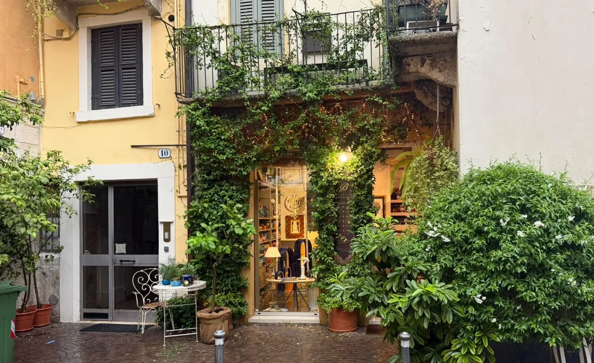 Durch charmante Gassen udn vorbei an kleinen Boutiquen und Trttorien geht es für die Reisegruppe durch die Altstadt. Aufnahmen der Lesereise nach Verona im August 2026.