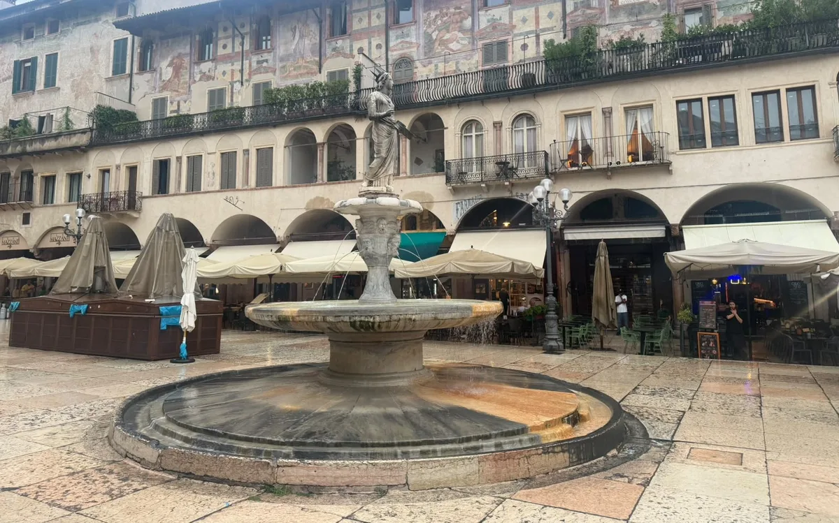 Der Brunnen «Madonna Verona» auf der Piazza delle Erbe verbindet römische Überreste mit einem mittelalterlichen Bauwerk und erzählt damit ein Stück Veroneser Stadtgeschichte. Aufnahmen der Lesereise nach Verona im August 2026.