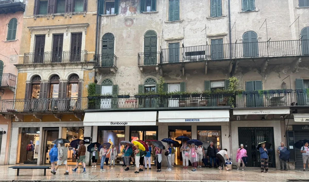 Aufmerksam lauscht die Reisegruppe den Worten von Susanna, die spannende Geschichte mit interessanten Fakten über Verona ergänzt. Aufnahmen der Lesereise nach Verona im August 2026.